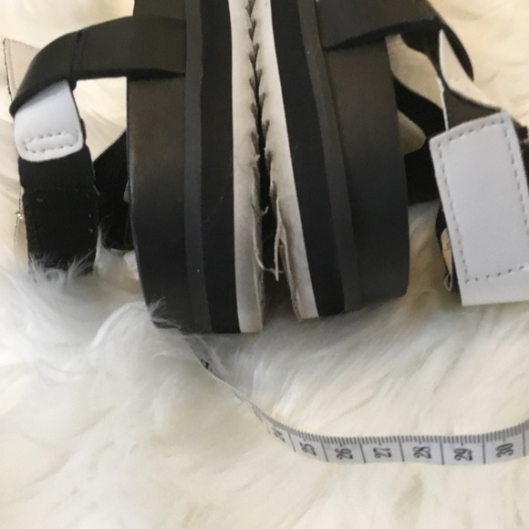 STYLUS size 8 black & white sandal with adjustable Velcro at heel - Picture 5 of 16